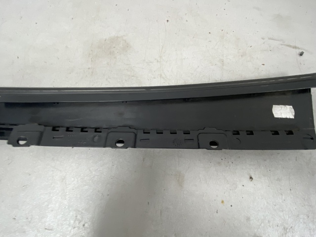 Накладка задней двери, левой, вертикальная 8W0839901 VAG