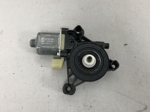 Мотор стеклоподъемника двери задней, правой 8W0959812 VAG