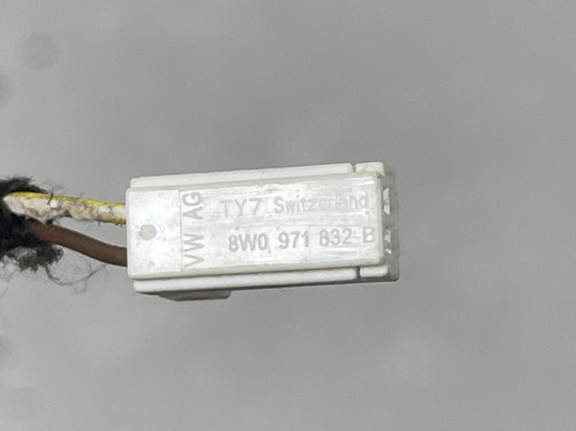 VAG 8W0971832B Разъем (фишка) фонаря подсветки номерного знака в наличии Ровно