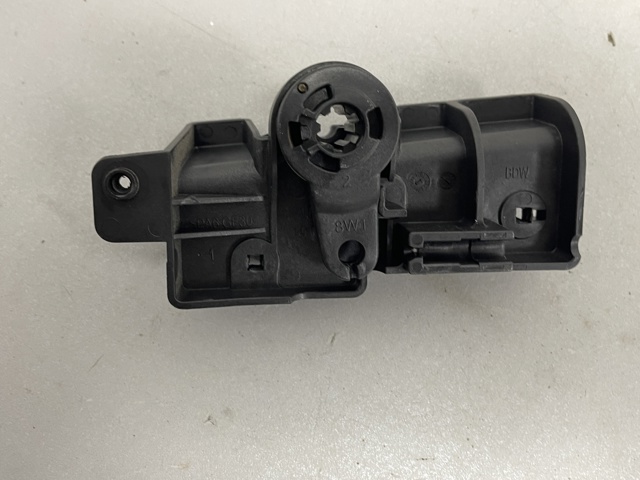 VAG 8W1823633C Кронштейн ручки открывания капота в наличии Тернополь