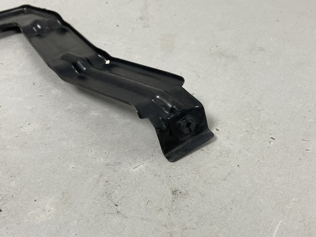 Правое крепление заднего бампера 8W5807330A VAG