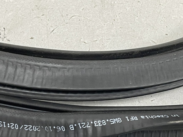 Уплотнитель двери задней, (на кузове) 8W5833721B VAG