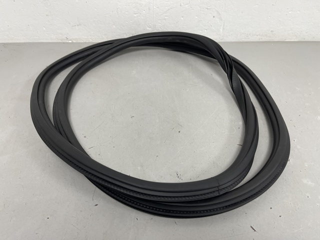 Уплотнитель двери задней, (на кузове) 8W5833721B VAG