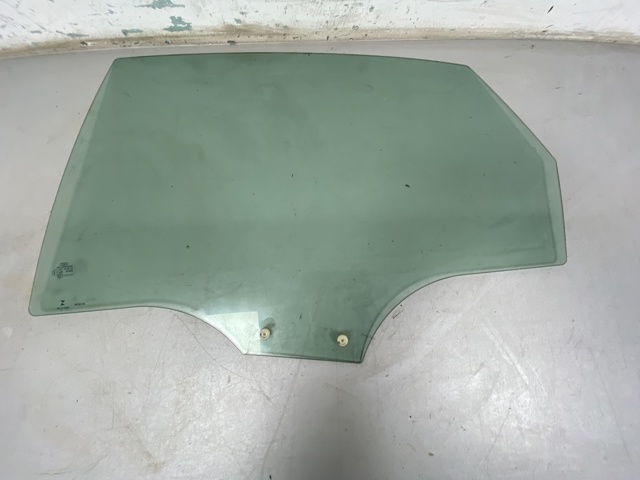 Стекло двери задней левой 8W5845205 VAG