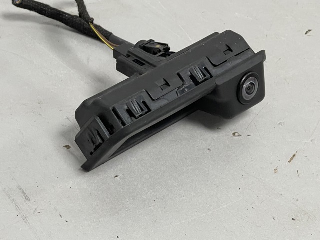 Кнопка привода замка задней 3/5 двери (ляды) 8W8827566A VAG