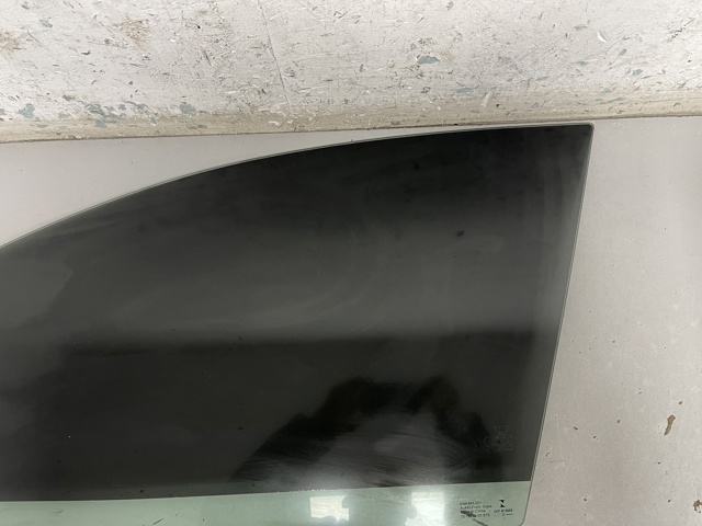 Стекло водительской двери 8W8845201 VAG