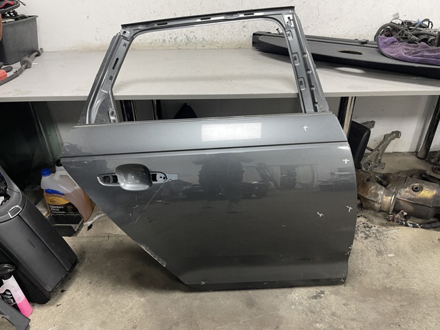 Дверь задняя в сборе 8W9833052E VAG