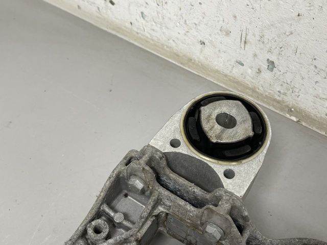 Кронштейн передней балки 9J1413357A VAG