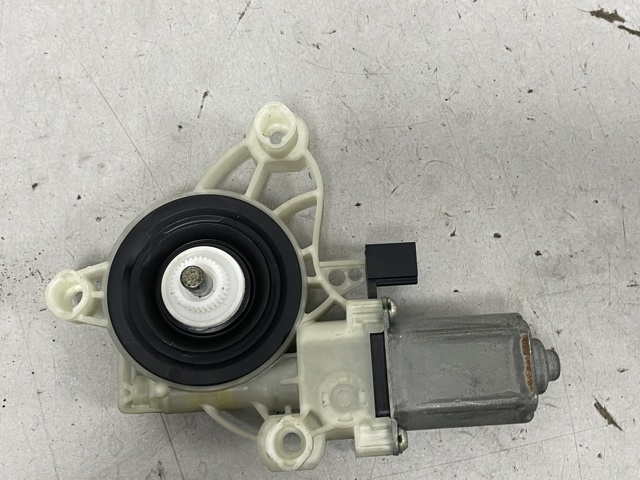 Мотор стеклоподъемника водительской двери A0009065806 MERCEDES