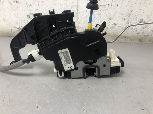 Замок передней пассажирской двери A1667200435 MERCEDES