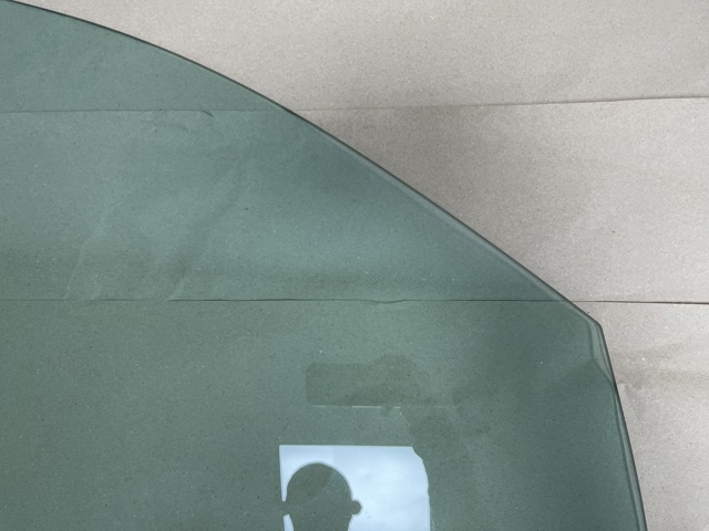 Стекло передней правой двери A2057254000 MERCEDES
