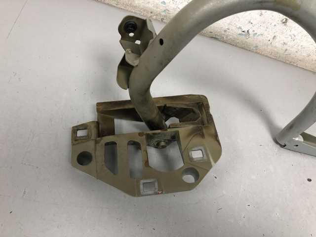 Петля багажника A2057501528 MERCEDES