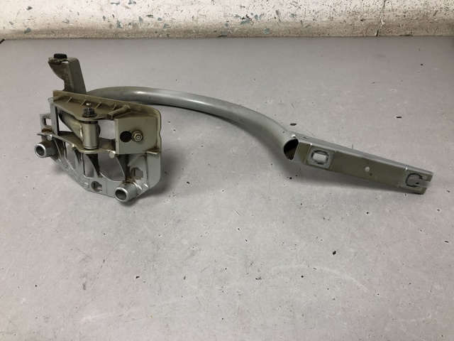 Петля багажника A2057501628 MERCEDES
