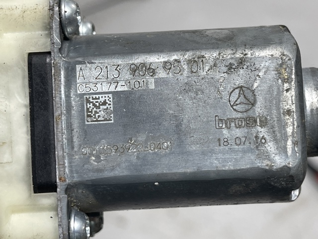 Мотор стеклоподъемника двери передней, правой A2139069501 MERCEDES