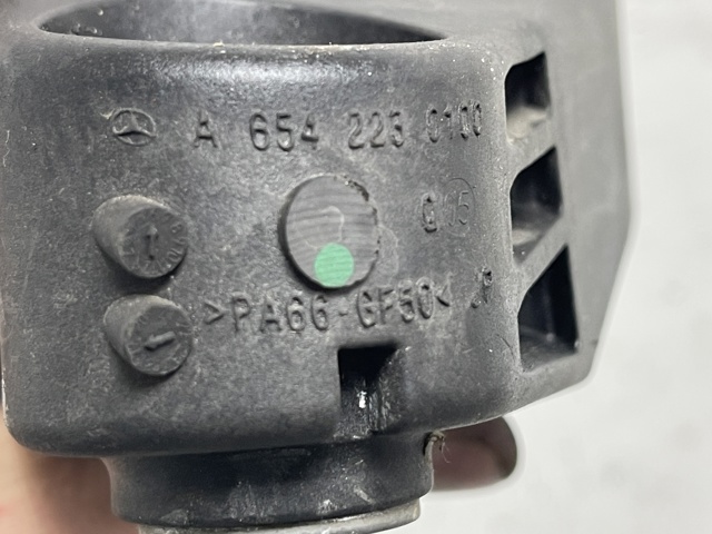 Кронштейн подушки (опоры) двигателя, правой A6542230100 MERCEDES