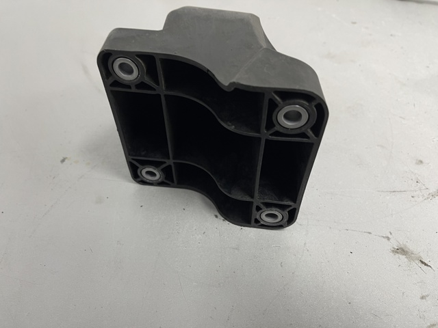 MERCEDES A6542230100 Кронштейн подушки (опоры) двигателя правой в наличии Винница