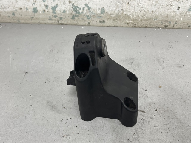 Кронштейн подушки (опоры) двигателя, левой A6542232200 MERCEDES
