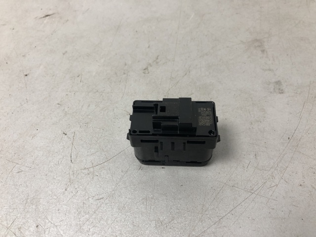 Кнопка стеклоподъемника передняя правая A9079050504 MERCEDES