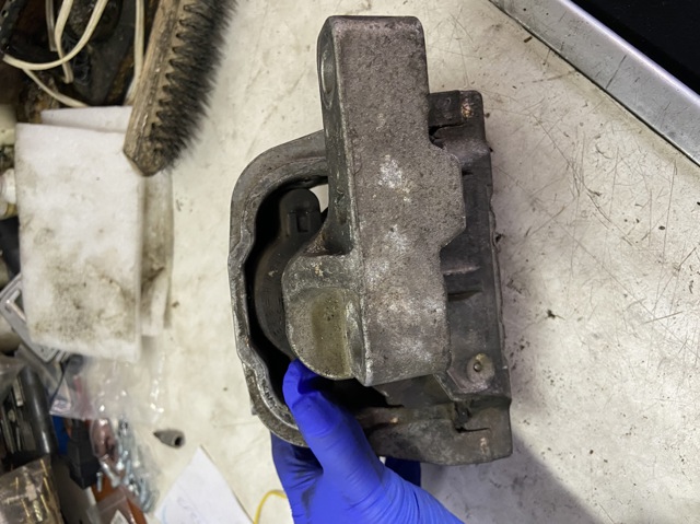 Гидроопора двигателя правая Шкода Суперб 2