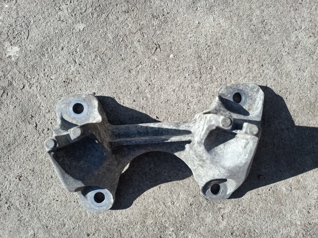 Крепление подушки коробки передач 22316796613 BMW