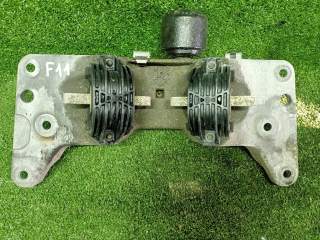 Балка крепления коробки передач 22326775907 BMW
