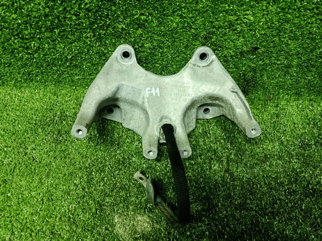 Кронштейн подушки коробки передач 22326777611 BMW