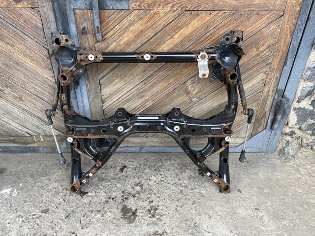 Поперечина передней подвески 31106872118 BMW