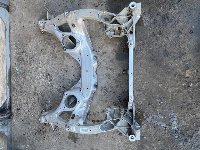 Балка передней подвески 31116796692 BMW