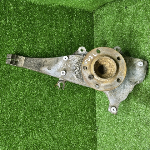 Цапфа передняя левая 31216775767 BMW