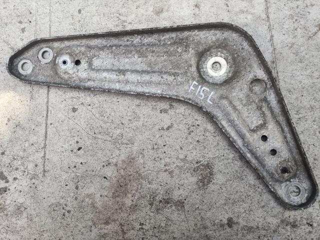 Кронштейн задней балки 33306885675 BMW
