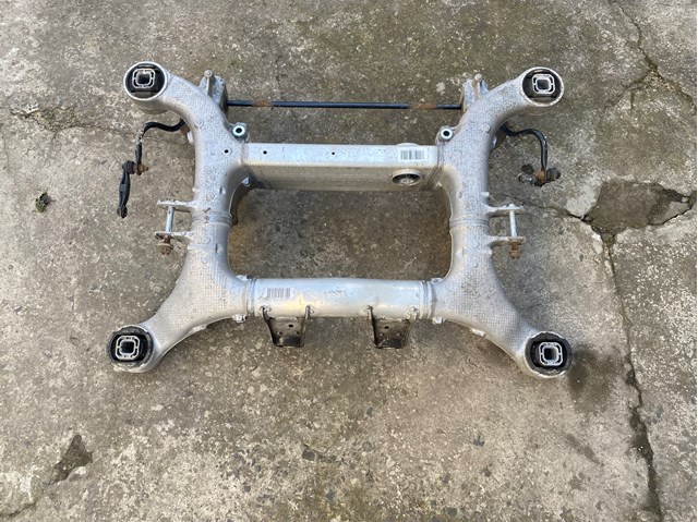 Поперечина задней подвески 33316798545 BMW