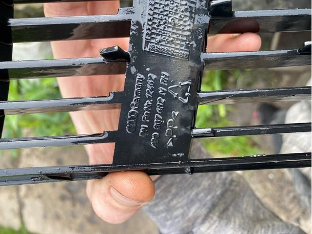 VAG 4B0807682 Заглушка (решетка) противотуманных фар бампера переднего правая в наличии Ужгород