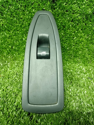 Кнопка подъемника переднего правого стекла 61319208107 BMW