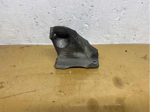 Кронштейн подушки (опоры) двигателя, правой 7L6199308B VAG