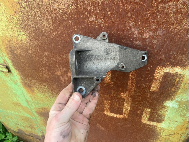 Балка крепления коробки передач 8D0399114AJ VAG