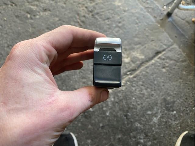 Клавиша электромеханического стояночного тормоза 8K1927225B VAG