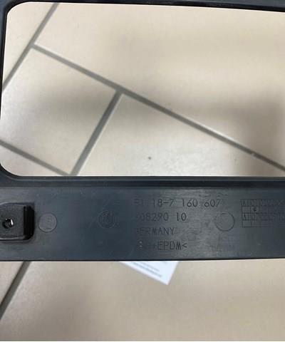 BMW 51187160607 Панель крепления номерного знака заднего в наличии Черкассы