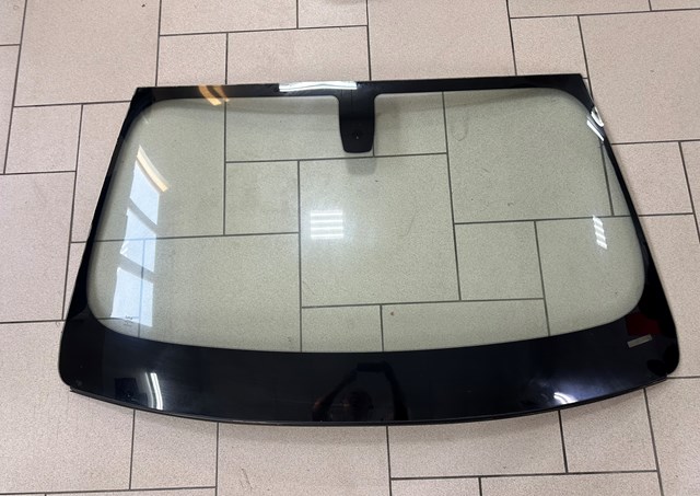 Переднее стекло 51317409370 BMW