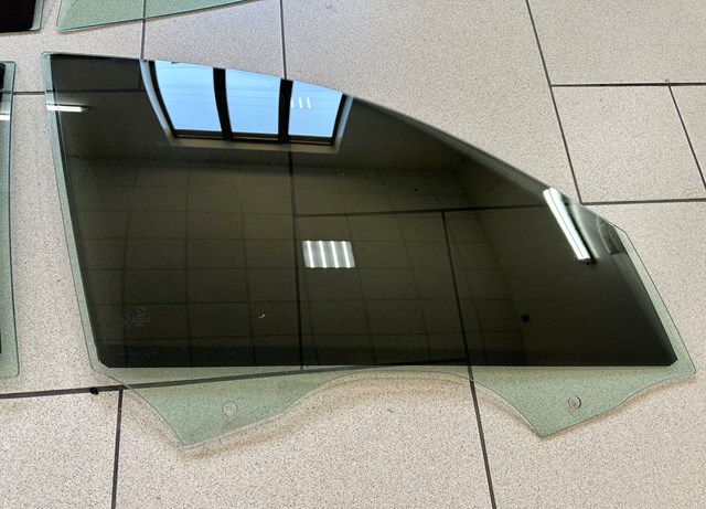 Стекло пассажирской двери 51332458072 BMW