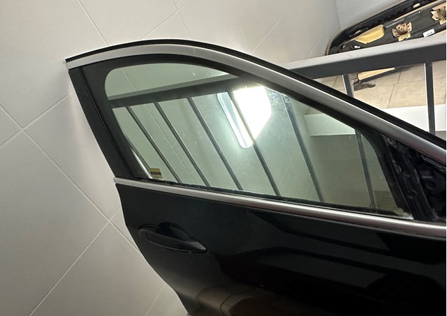 Стекло двери передней правой 51337420396 BMW