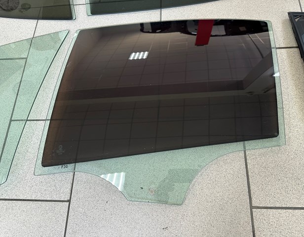 Стекло двери задней левой 51357259819 BMW