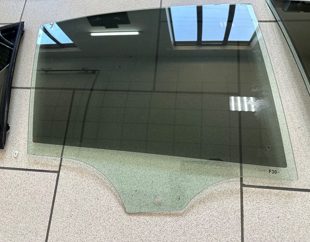 Стекло задней двери, правой 51357259820 BMW