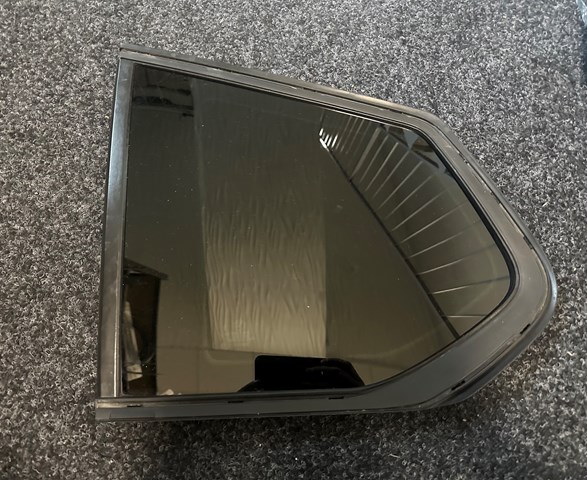 Стекло кузова/багажного отсека, левое 51377205663 BMW