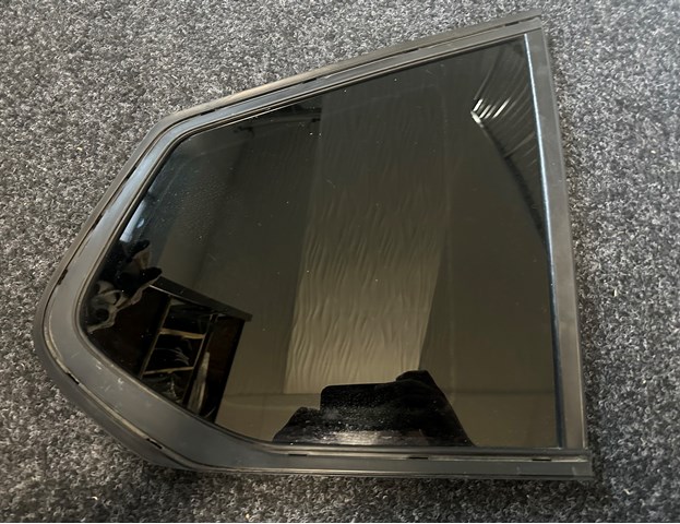 Стукло багажника, правое 51377205664 BMW