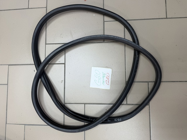 Уплотнитель двери передней, на (кузове) 51727497912 BMW