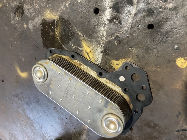 MERCEDES 0001806765 Радиатор масляный в наличии Сумы