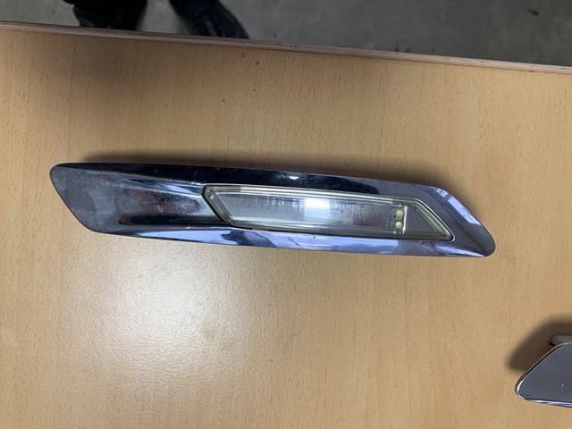 Повторитель поворота на крыле, правый 7154168 BMW