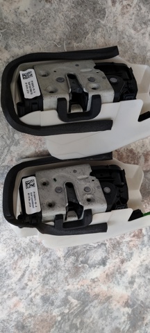 Дверной замок передний правый 150067300A Tesla Model