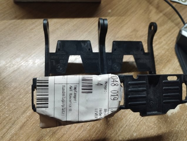 BMW 51118048019 Кронштейн форсунки омывателя фар в наличии Львов