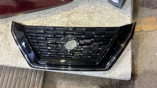 Решетка радиатора 623106RU0B NISSAN